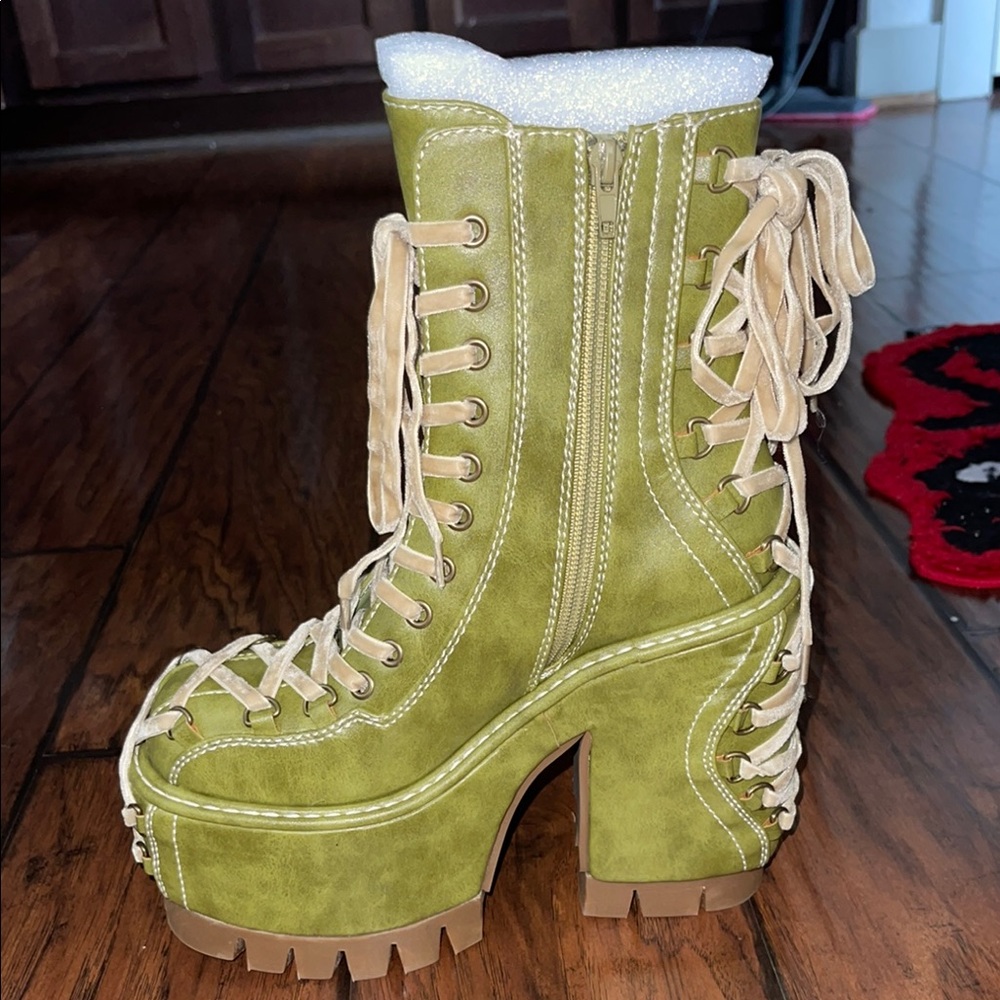 Stylish Green Lace-Up Platform Boots 7 - Picture 3 of 4